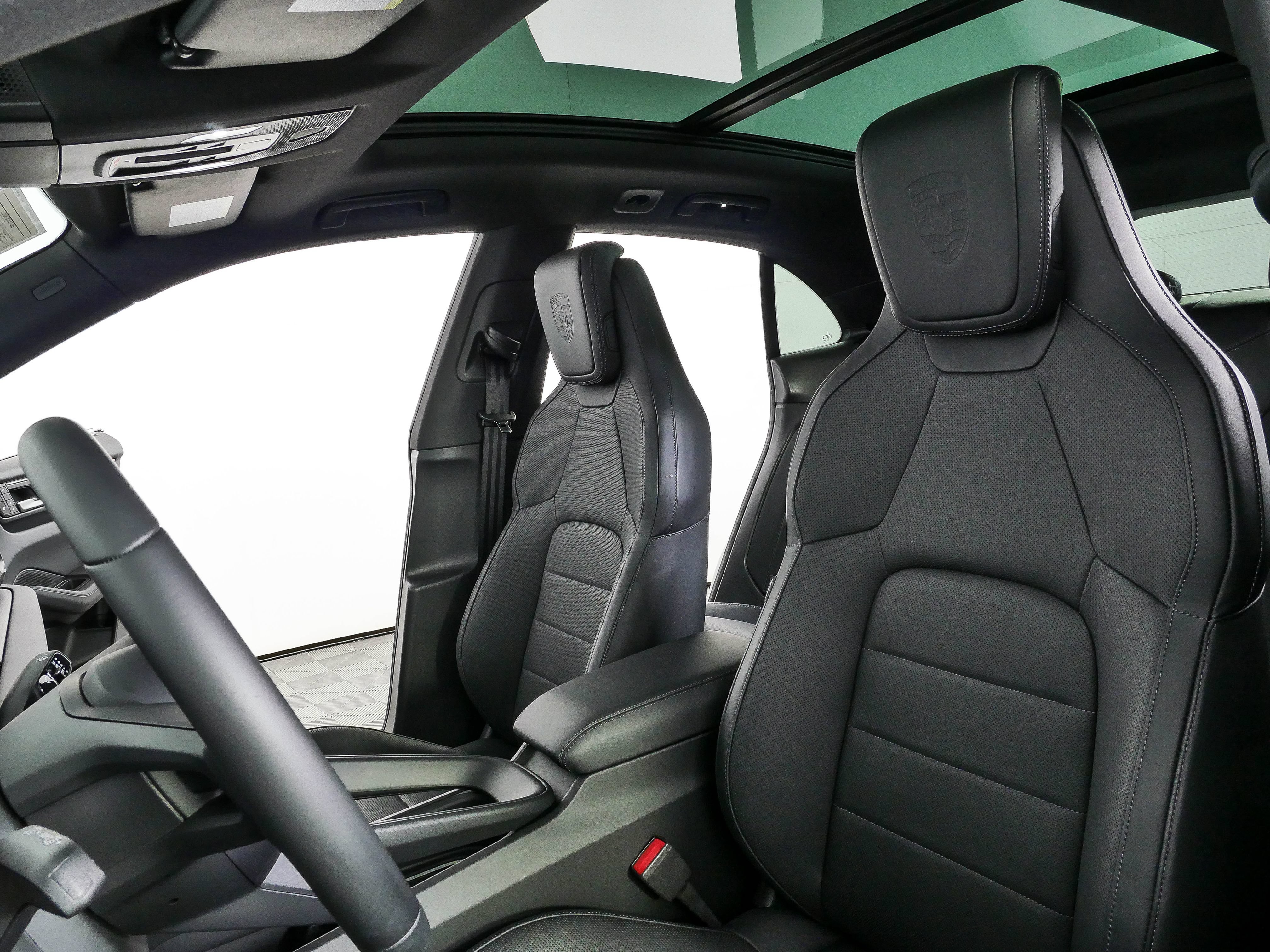 Certified 2025 Porsche Macan Electric RWD image 5
