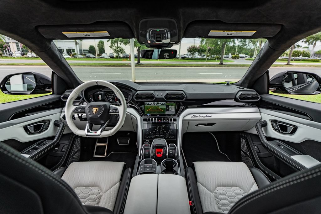 Used 2022 Lamborghini Urus AWD/4WD image 22