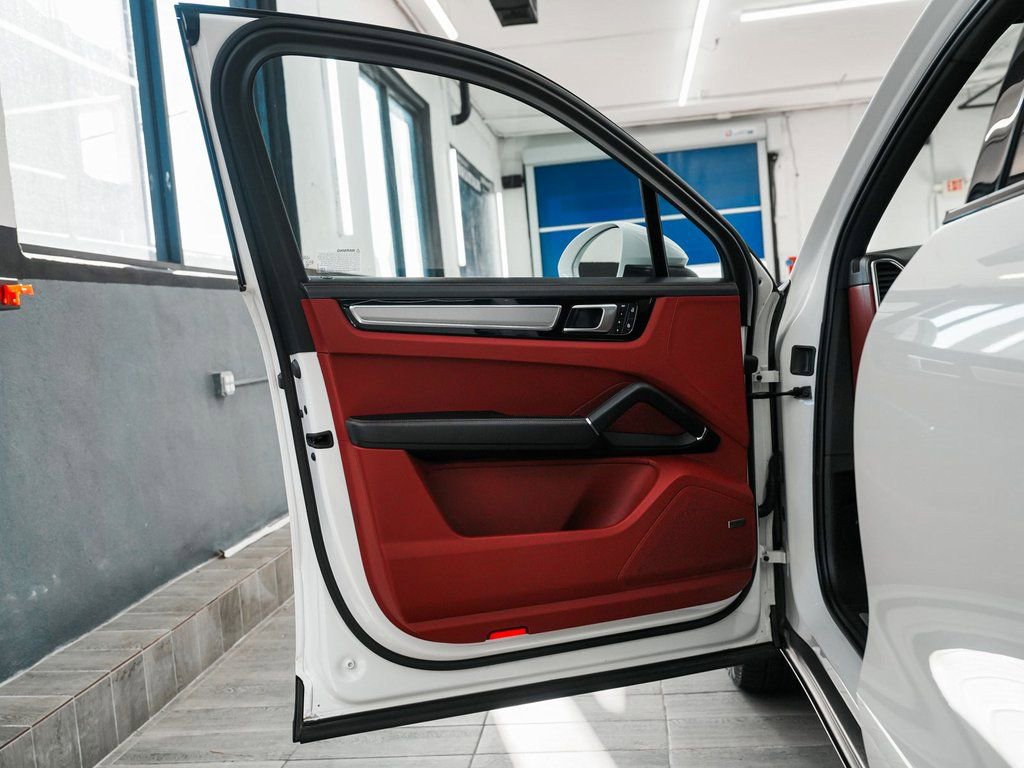 Used 2023 Porsche Cayenne image 10