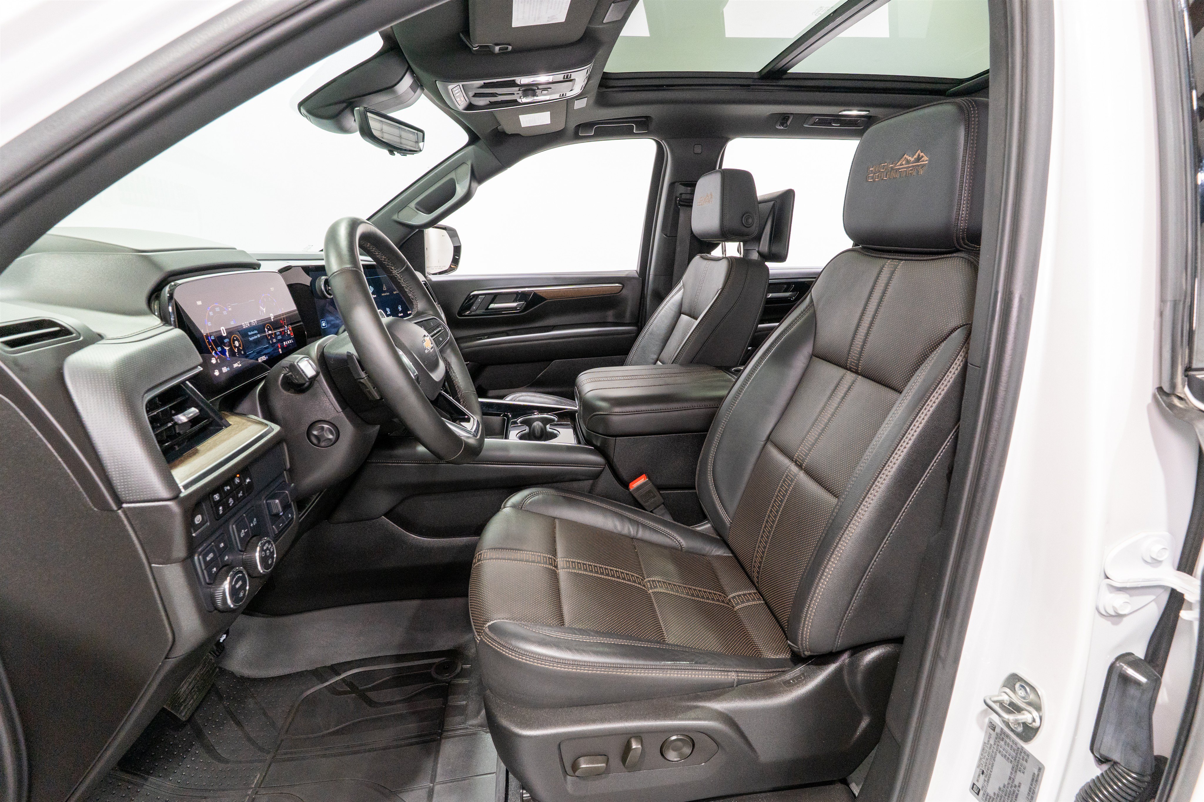 Used 2025 Chevrolet Tahoe High Country AWD/4WD image 17