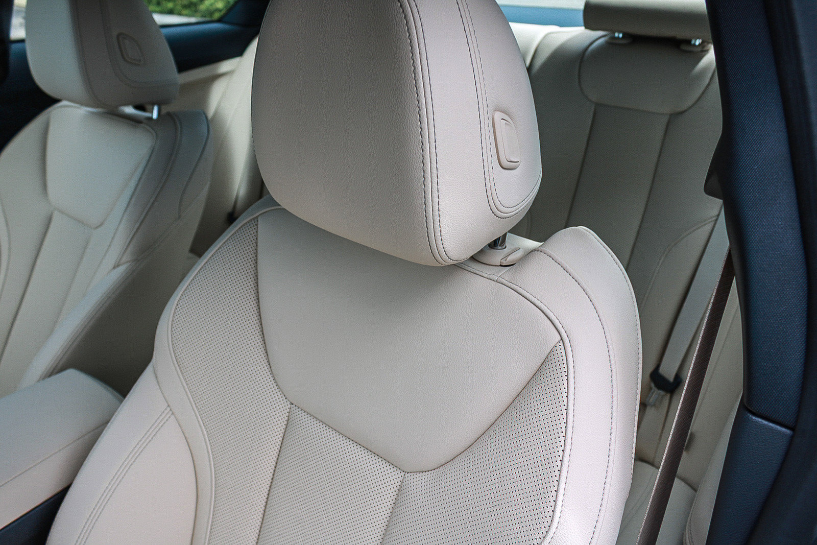 Used 2026 BMW 230i Coupe w/ Convenience Package RWD image 25