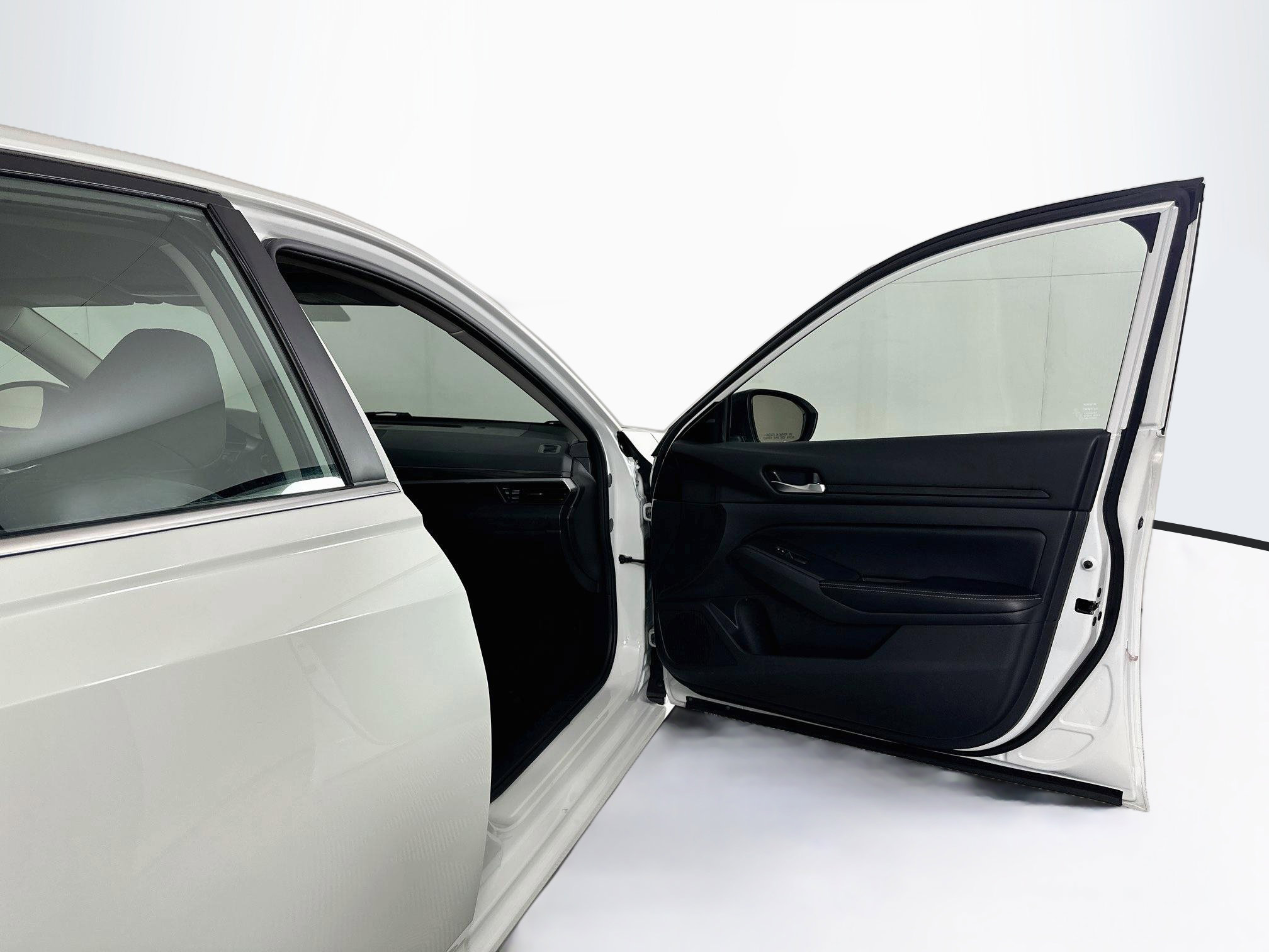 Used 2025 Nissan Altima 2.5 SV FWD image 30