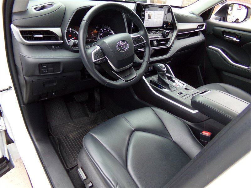 Used 2022 Toyota Highlander XLE image 17