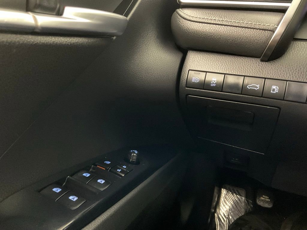 Used 2018 Toyota Camry SE FWD image 19