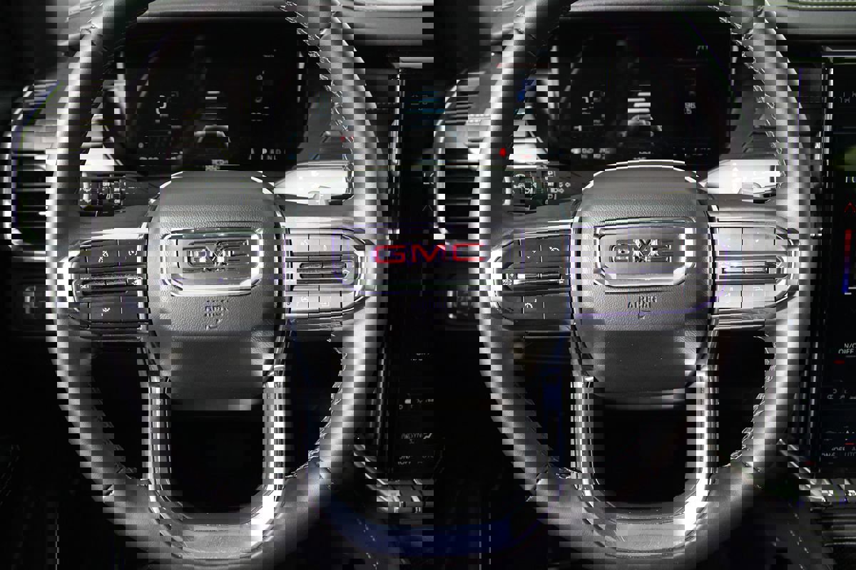 Used 2025 GMC Acadia Elevation image 16