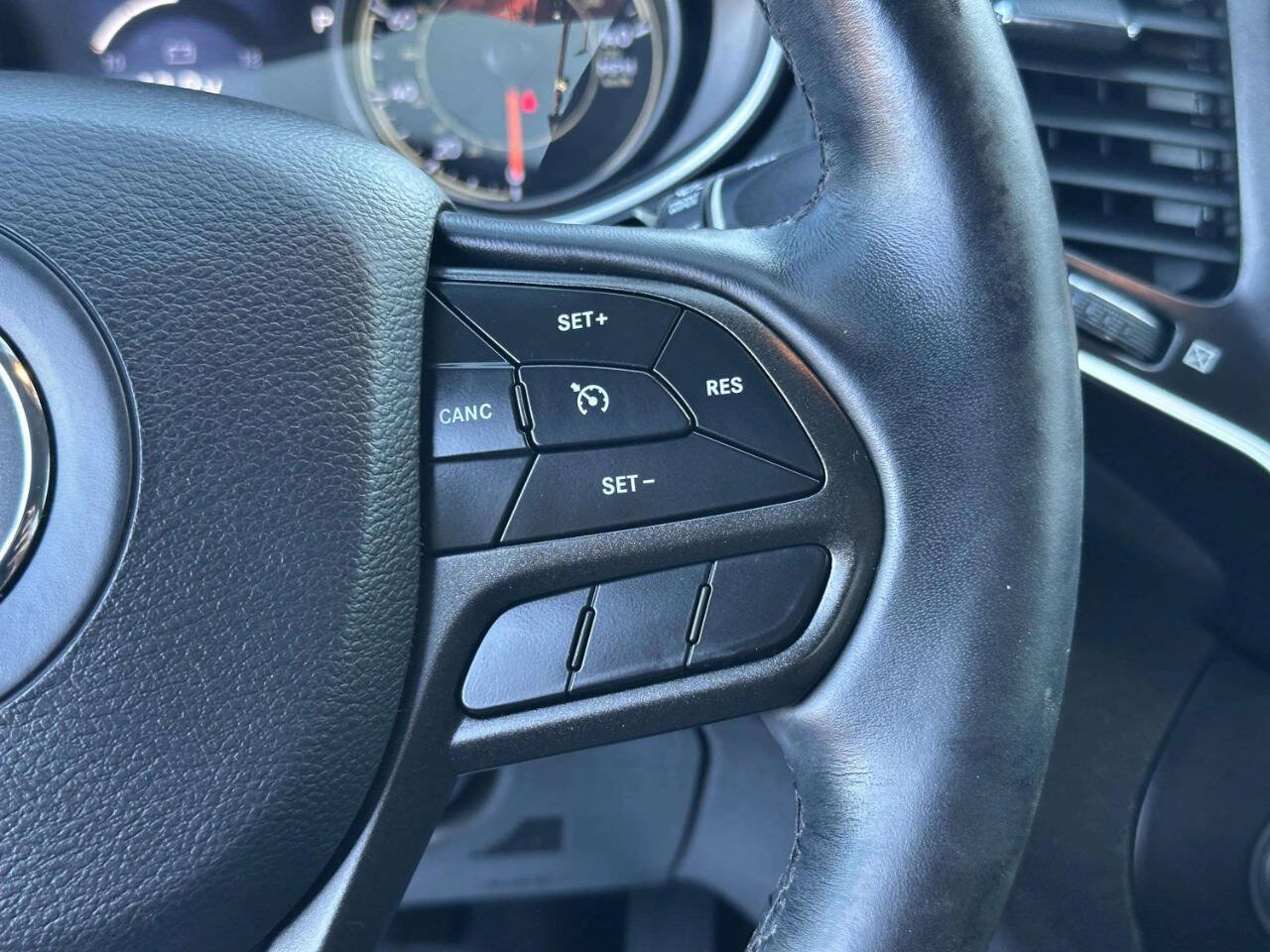 Used 2019 Jeep Cherokee Trailhawk w/ Cold Weather Group AWD/4WD image 28