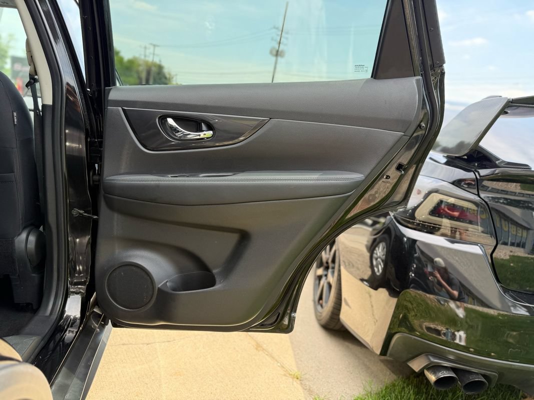 Used 2017 Nissan Rogue SV AWD/4WD image 17