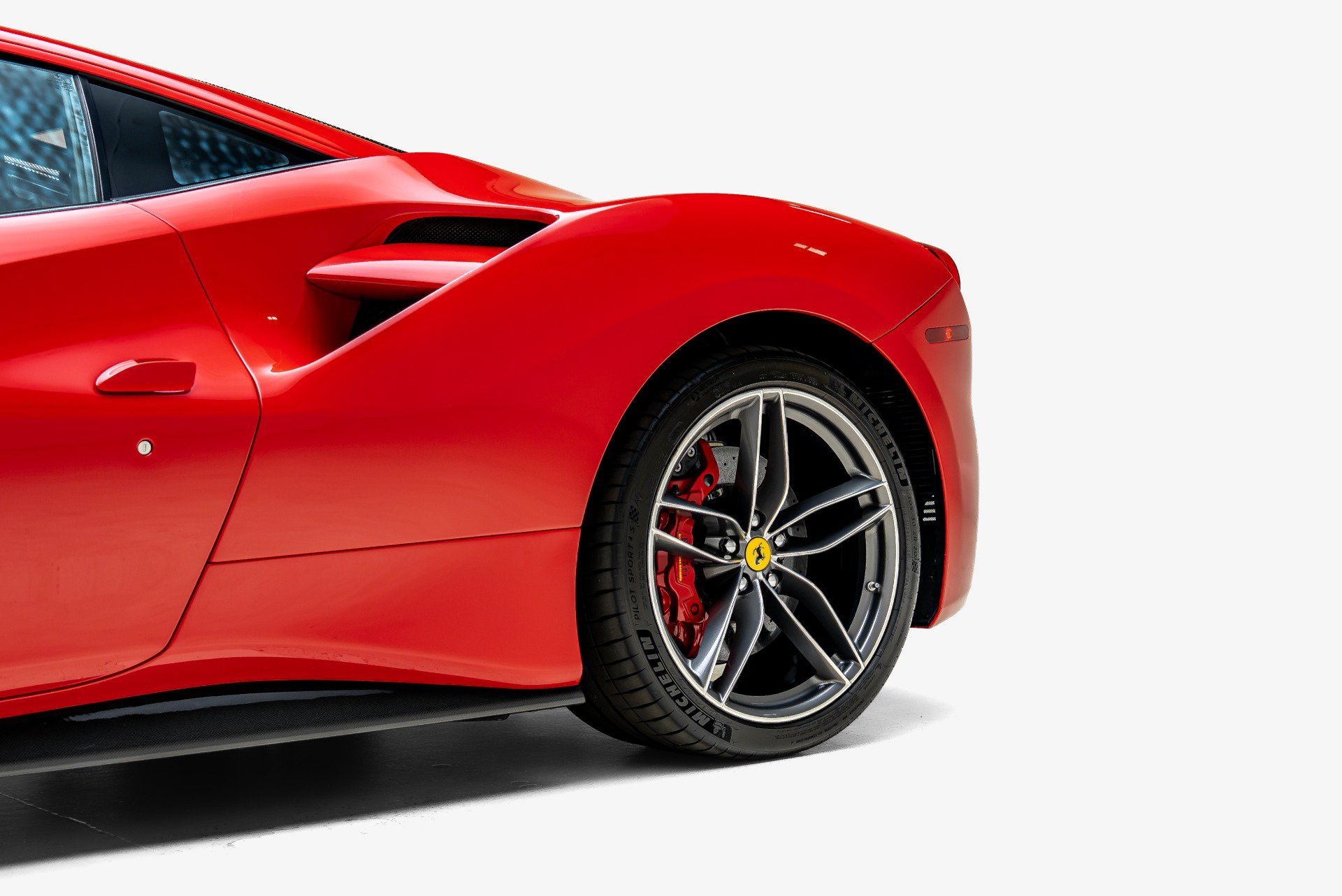 Used 2018 Ferrari 488 GTB RWD image 14