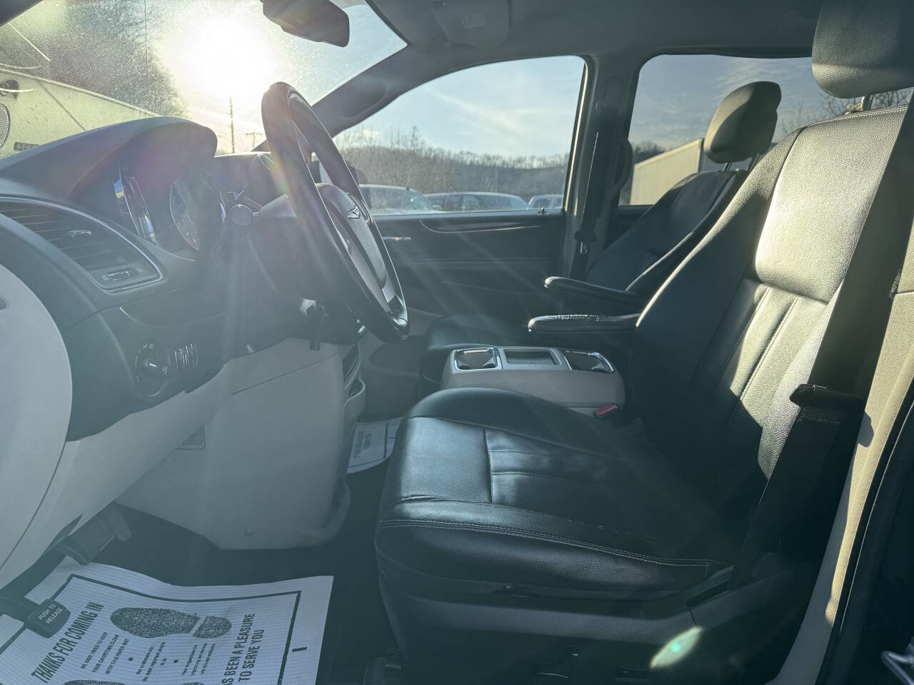 Used 2016 Chrysler Town & Country Touring image 5