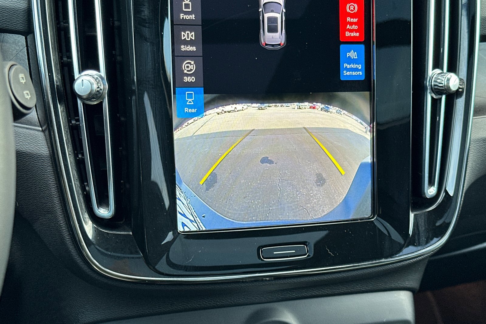 Used 2023 Volvo XC40 Recharge Plus image 19