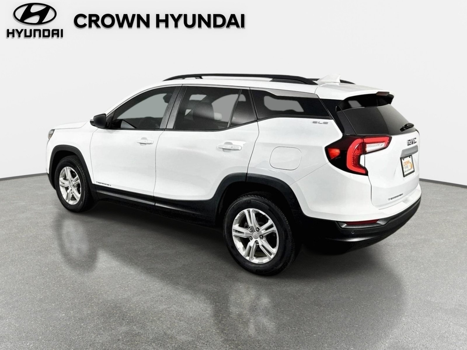 Used 2023 GMC Terrain SLE w/ Driver Convenience Package FWD image 8