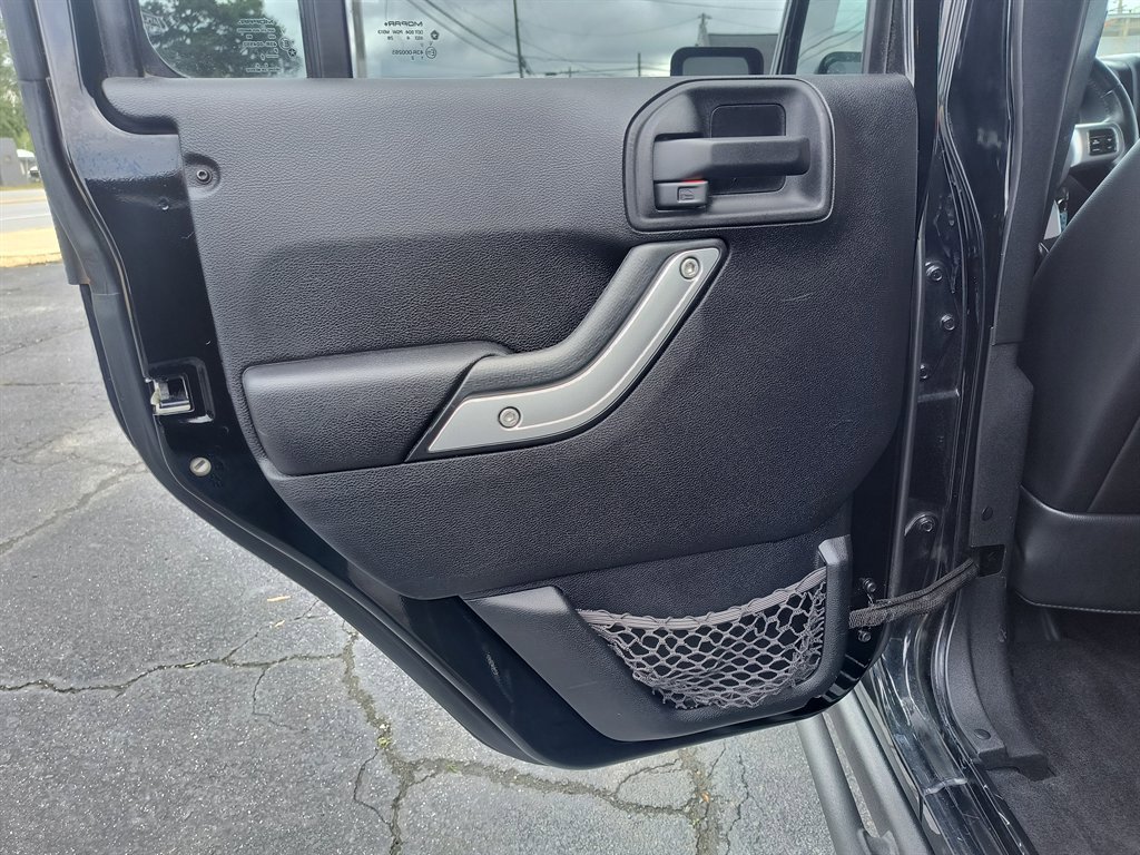 Used 2014 Jeep Wrangler Unlimited Rubicon image 38