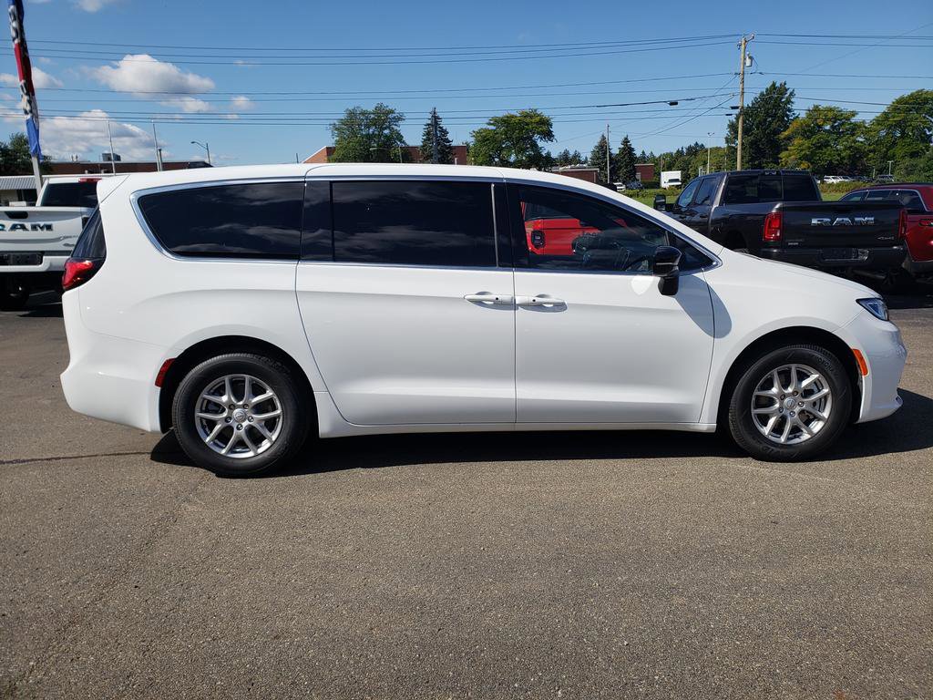 New 2026 Chrysler Pacifica Select image 9
