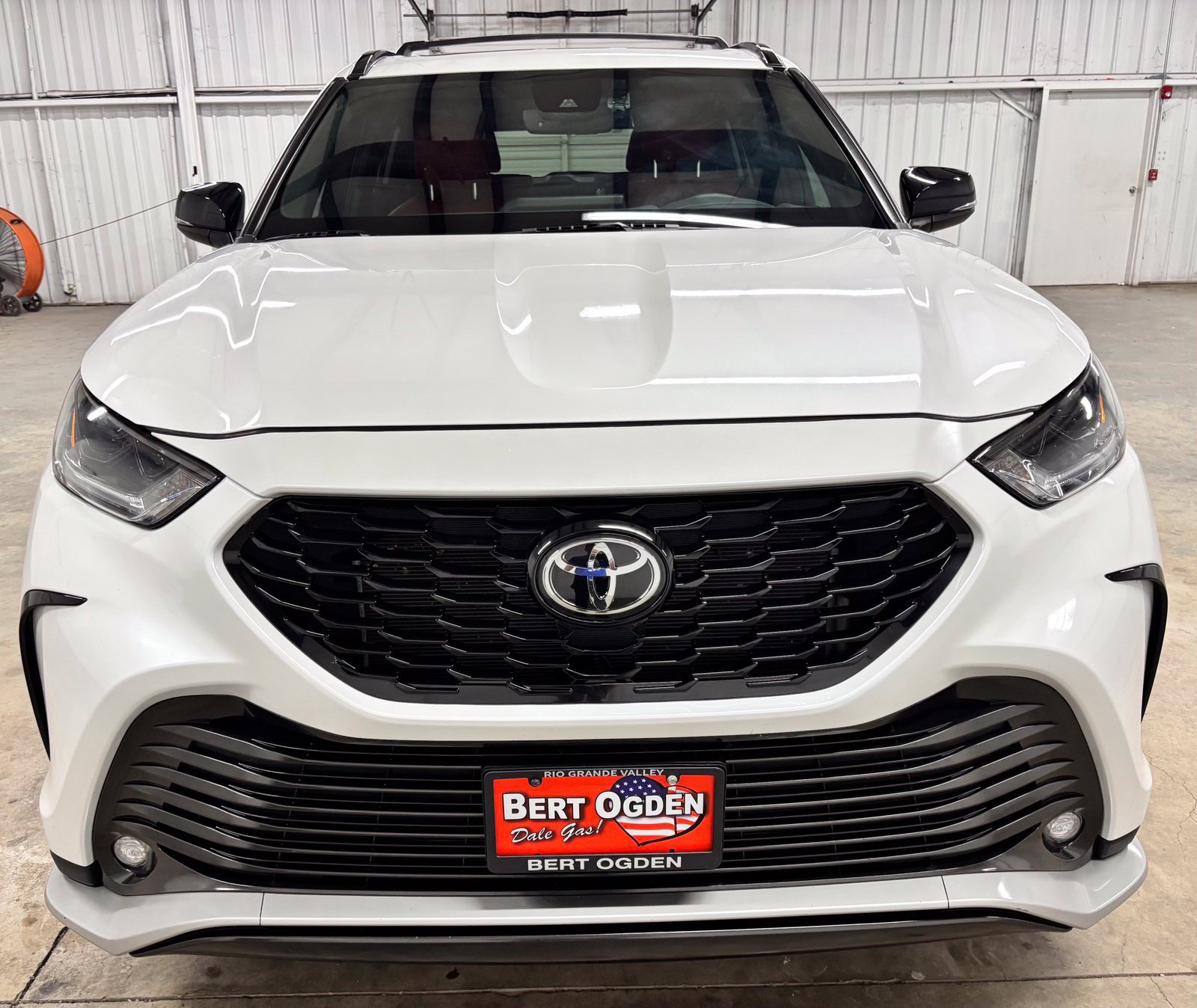 Used 2024 Toyota Highlander XSE FWD image 2