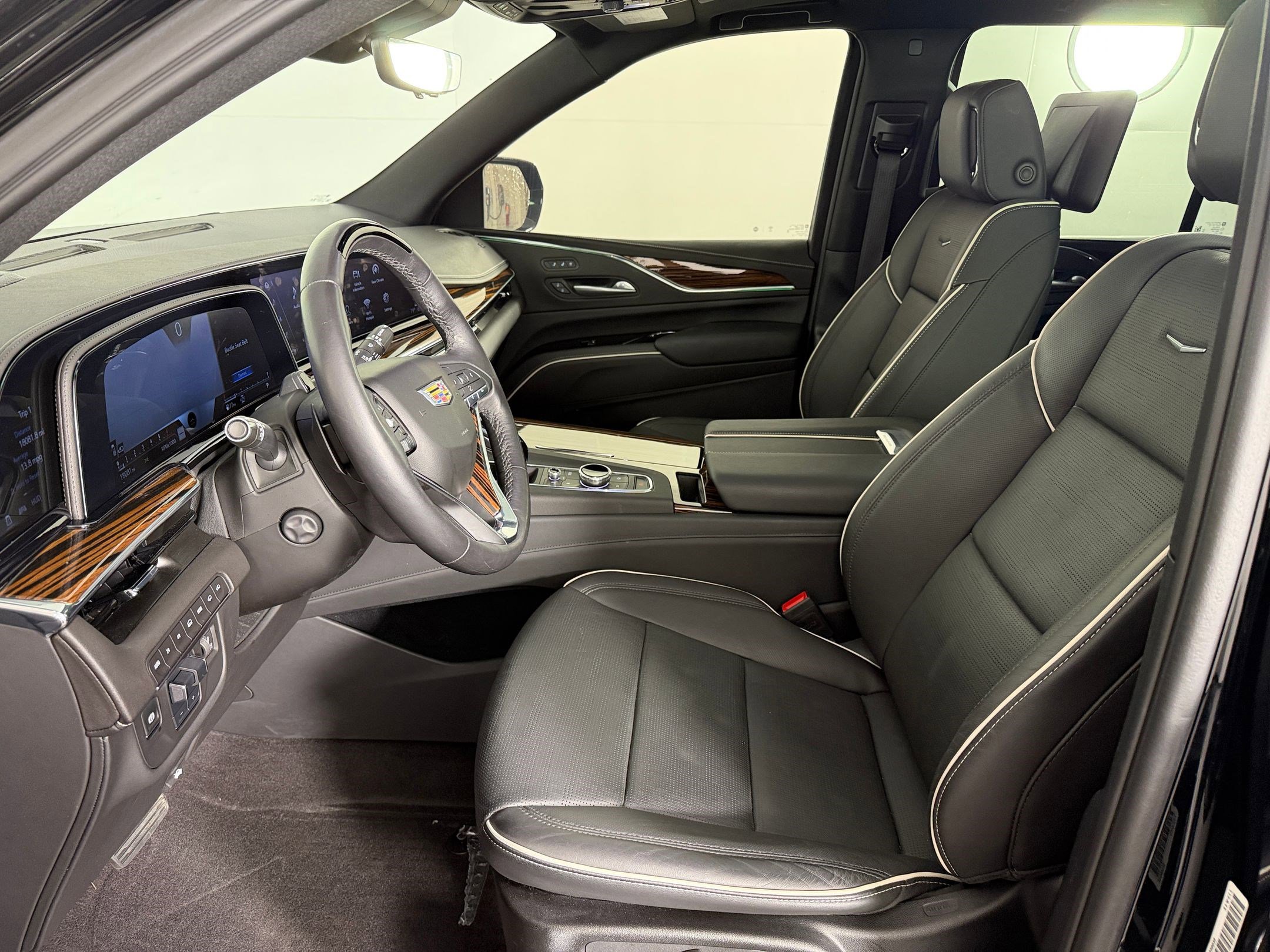 Used 2024 Cadillac Escalade Premium Luxury w/ Performance Package image 5