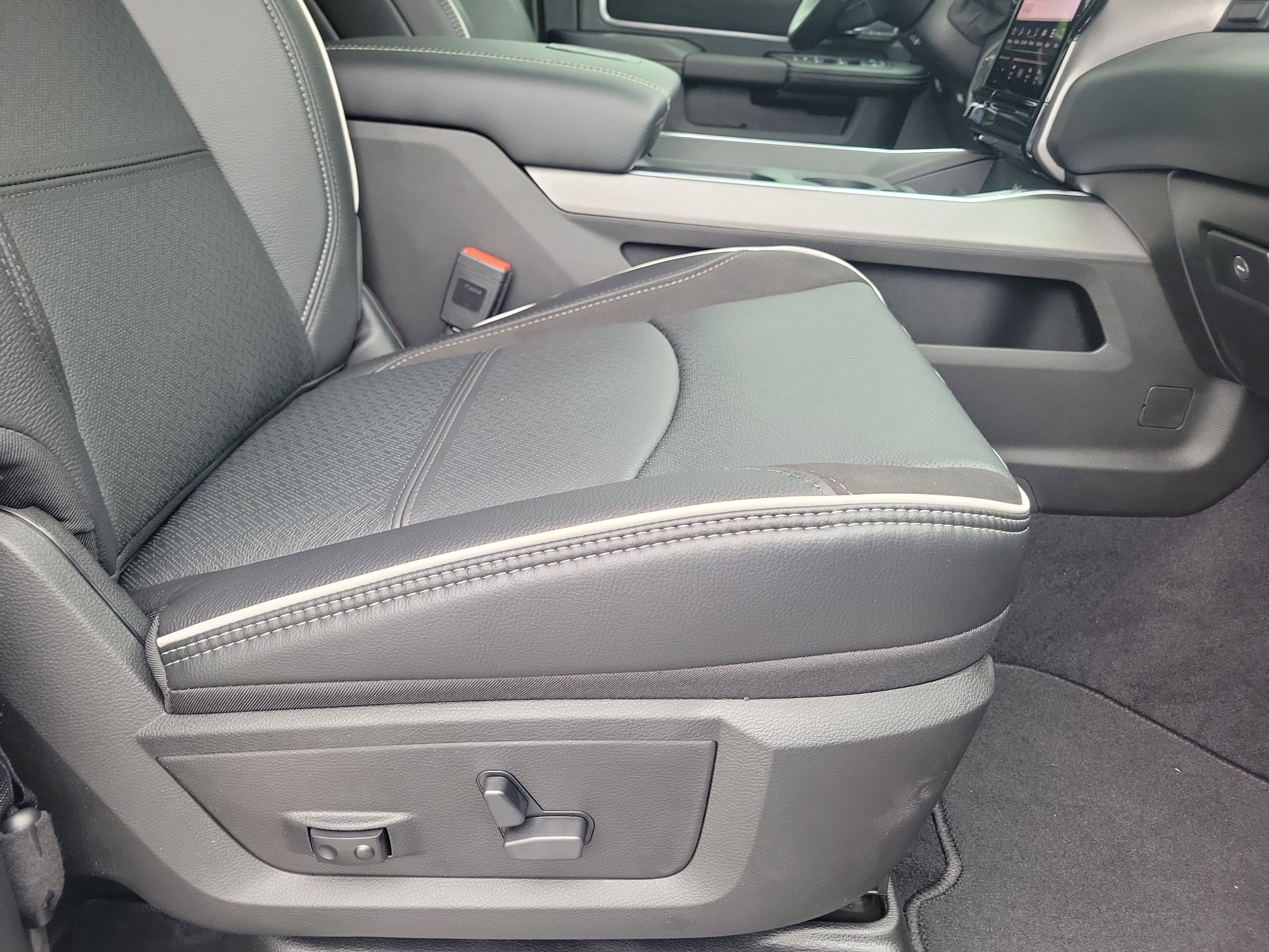 New 2026 RAM 2500 Laramie AWD/4WD image 18
