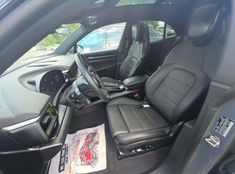 Used 2025 Porsche Macan 4 Electric AWD/4WD image 5