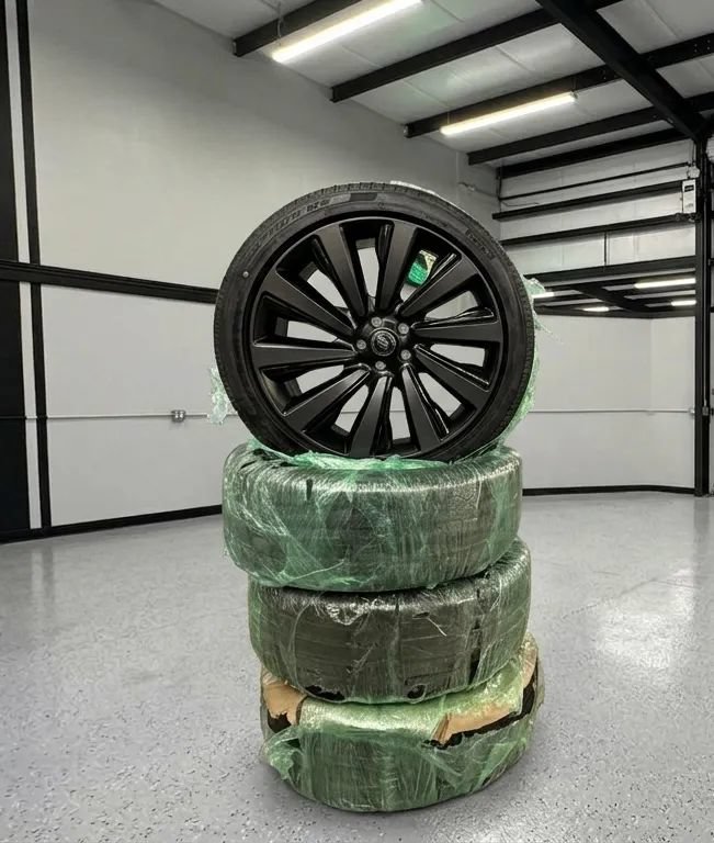 Used 2025 Land Rover Range Rover SV AWD/4WD image 33