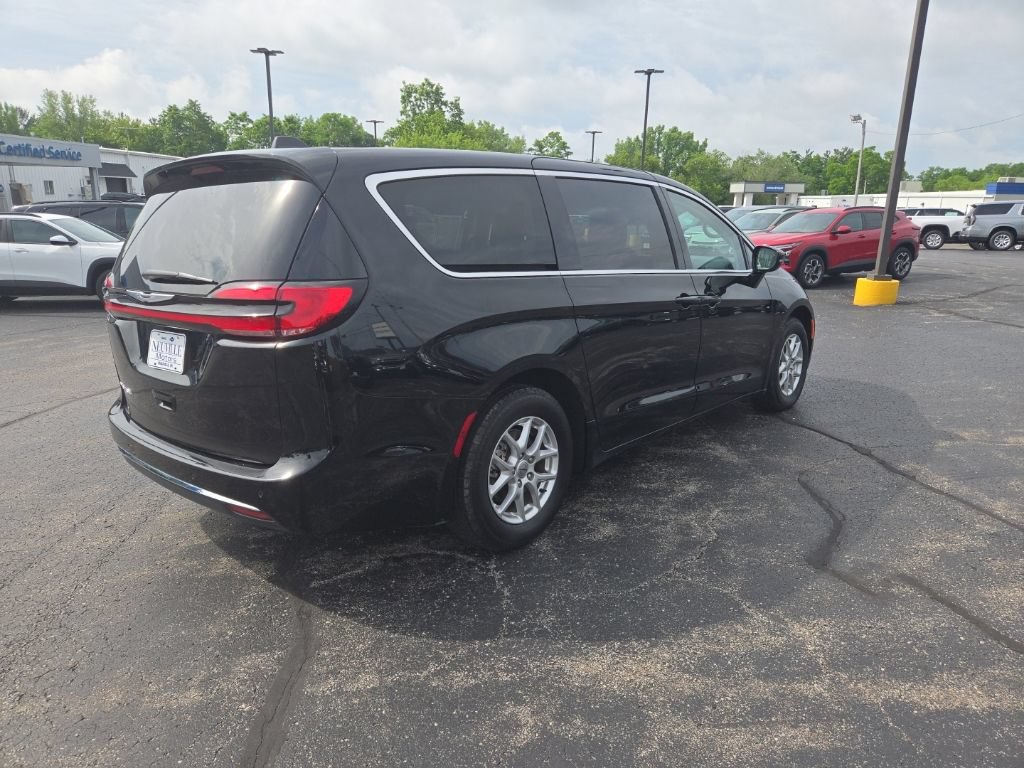 Used 2024 Chrysler Pacifica Touring-L FWD image 4
