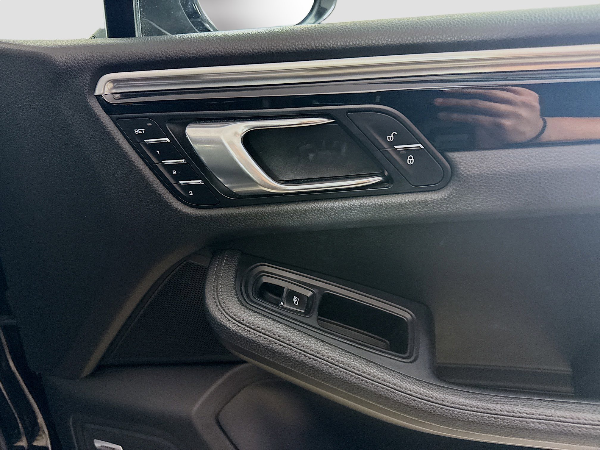 Used 2018 Porsche Macan S image 30