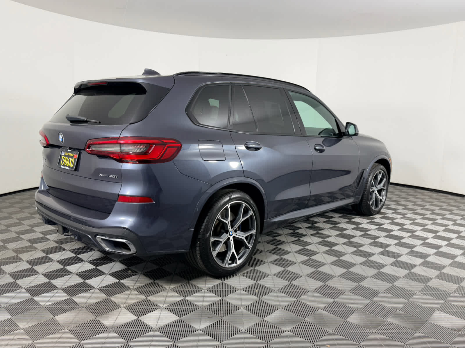 Used 2019 BMW X5 xDrive40i w/ M Sport Package image 3