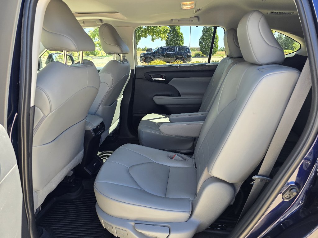 Used 2021 Toyota Highlander XLE AWD/4WD image 14