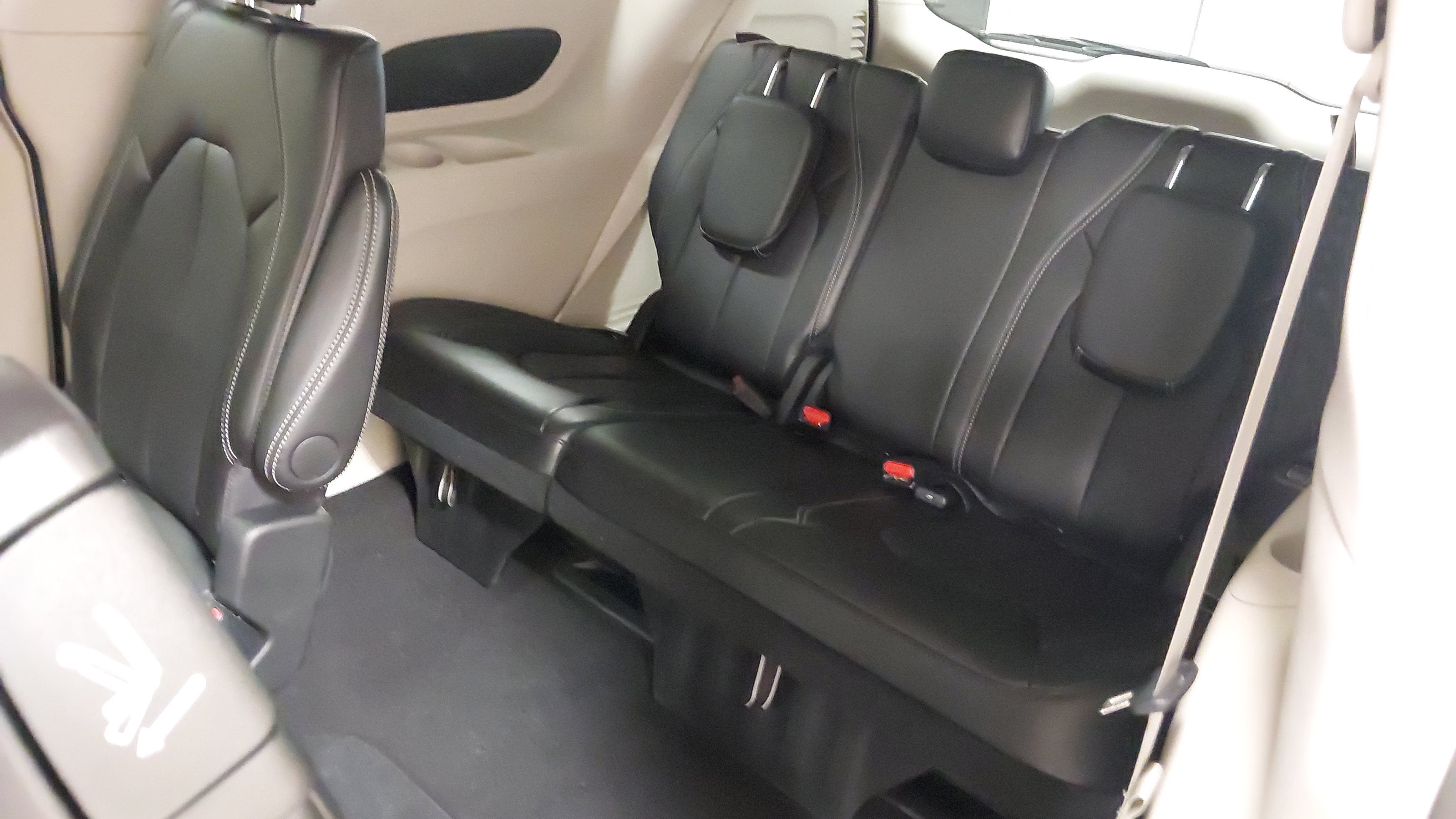 Used 2024 Chrysler Pacifica Touring-L FWD image 38