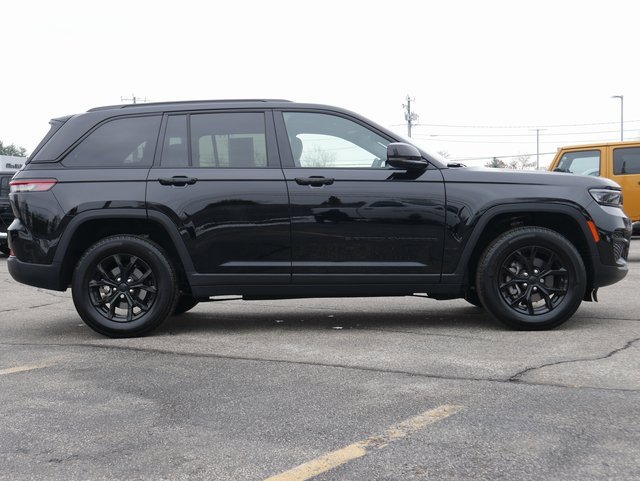 Used 2025 Jeep Grand Cherokee Altitude image 7