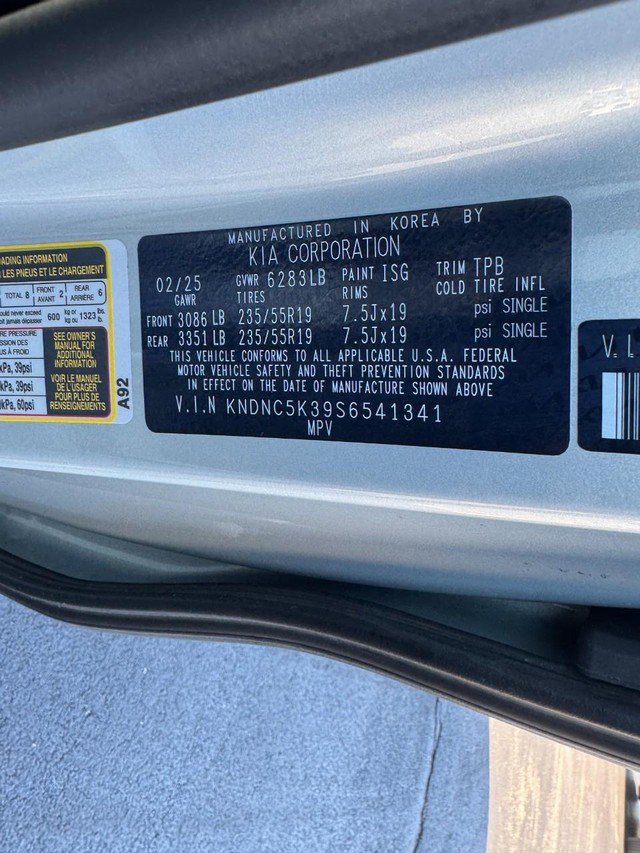 Used 2025 Kia Carnival EX image 27