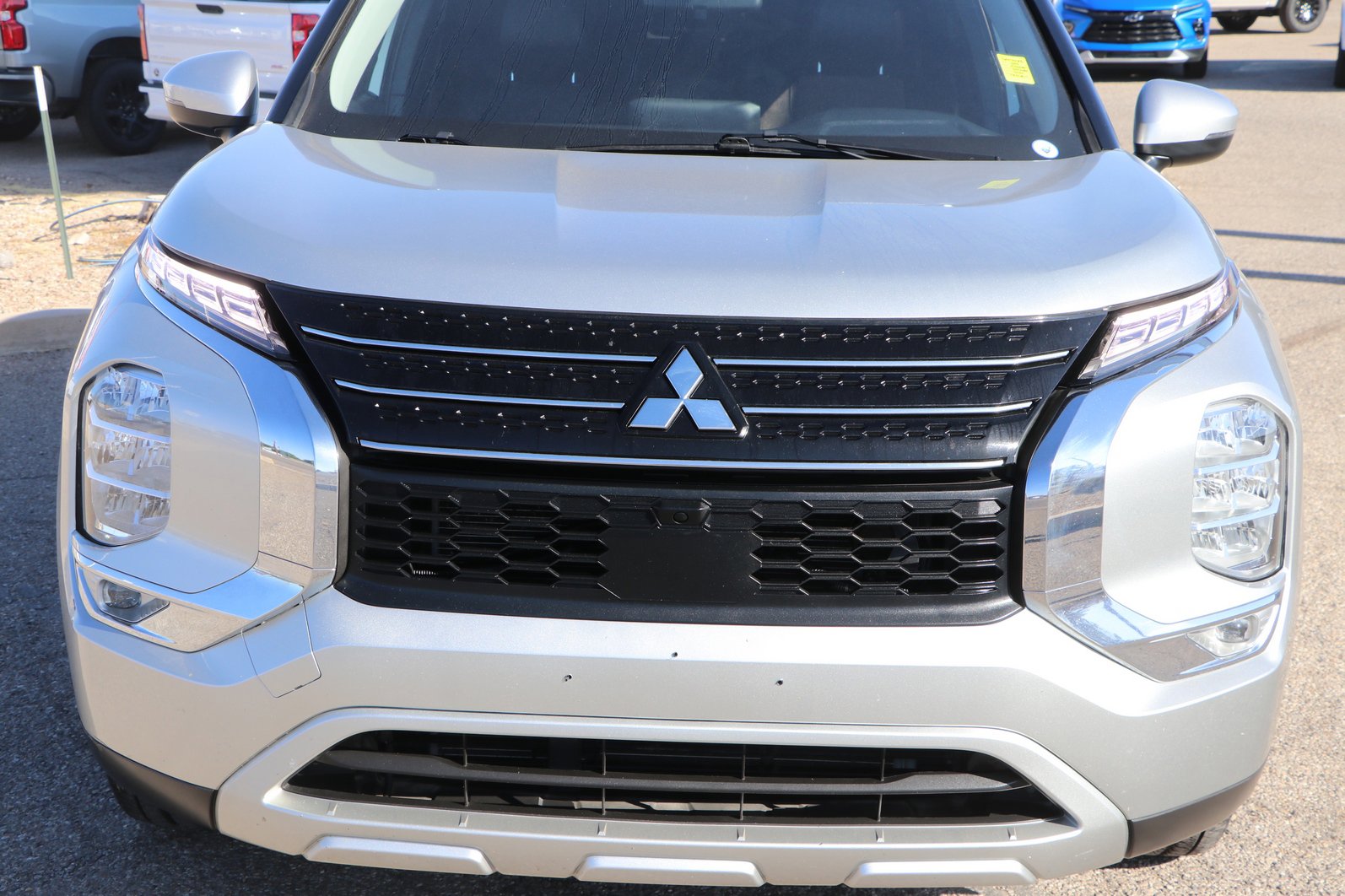 Used 2023 Mitsubishi Outlander SE FWD image 2