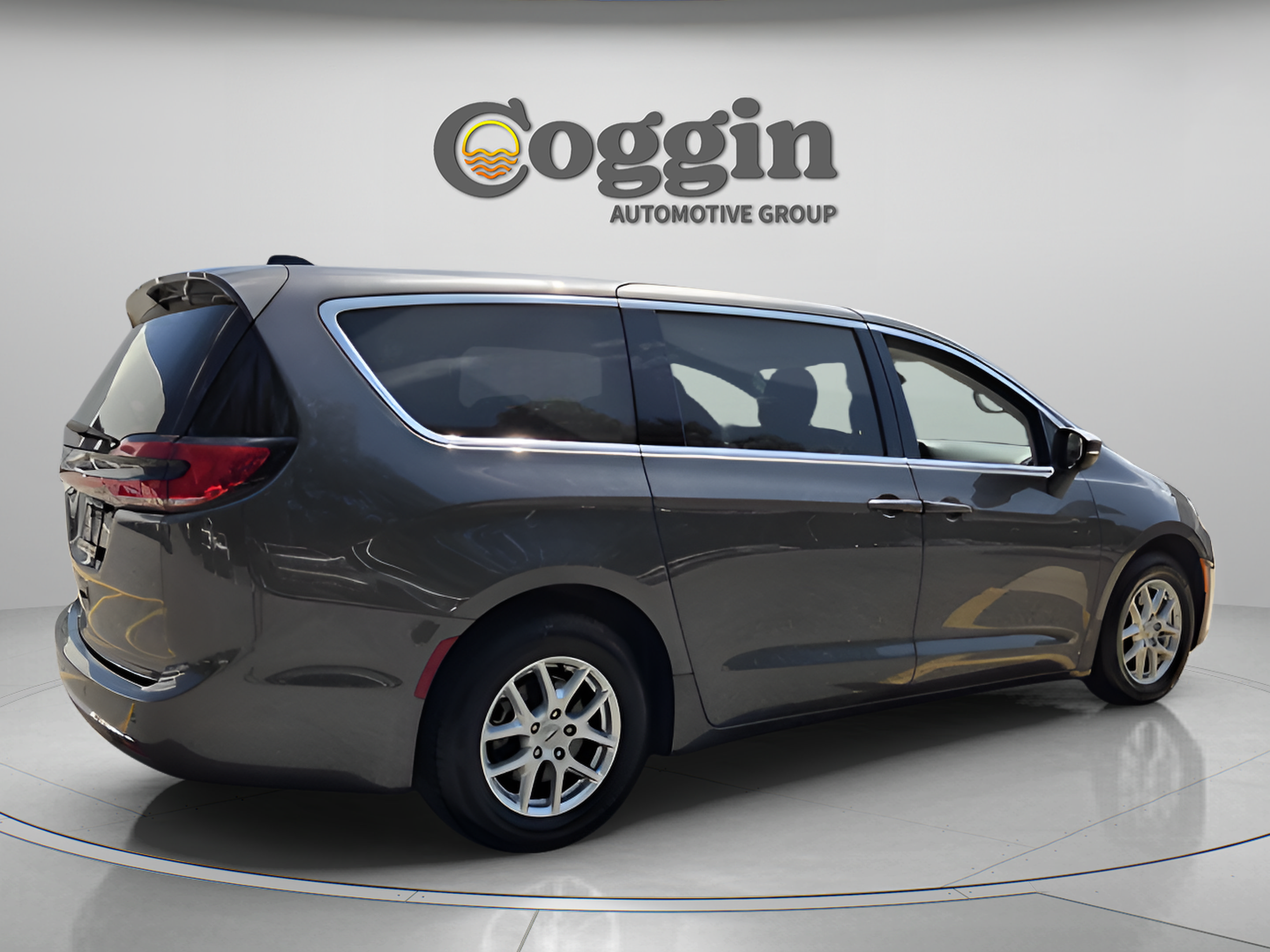 Used 2023 Chrysler Pacifica Touring-L FWD image 5
