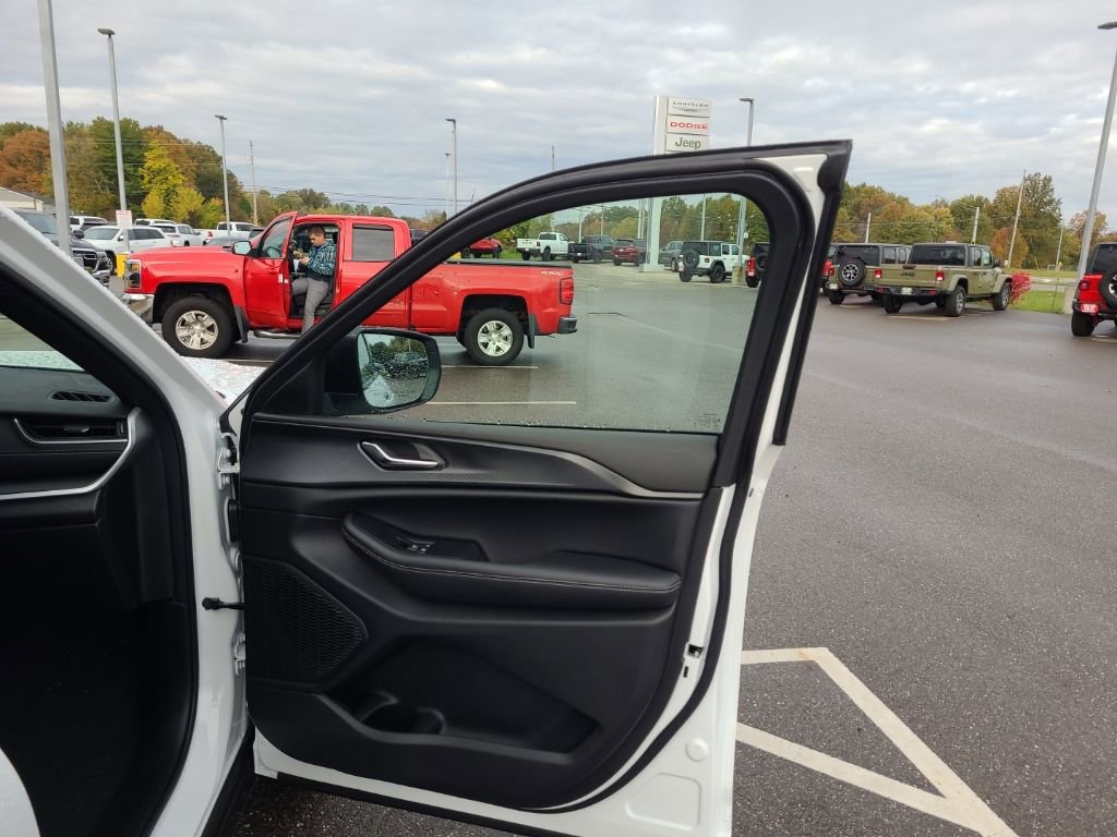 New 2025 Jeep Grand Cherokee Laredo w/ Luxury Tech Group I image 24