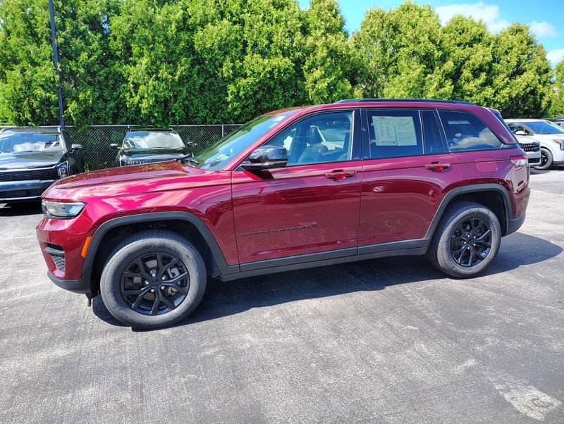Used 2025 Jeep Grand Cherokee Altitude AWD/4WD image 8