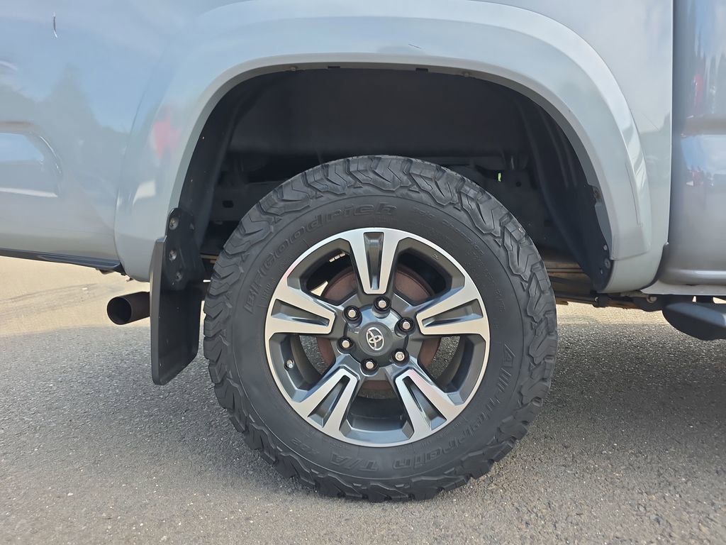 Used 2019 Toyota Tacoma TRD Sport AWD/4WD image 12