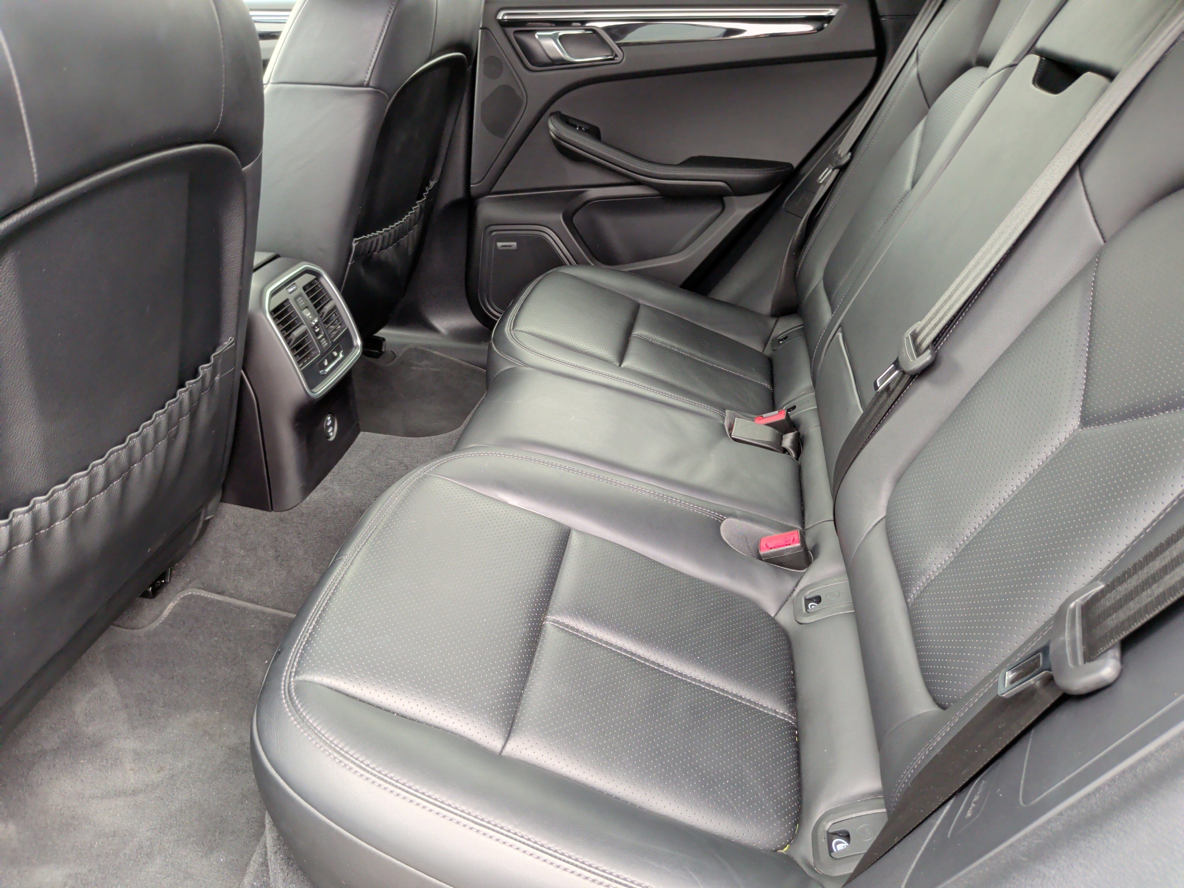 Used 2024 Porsche Macan image 35