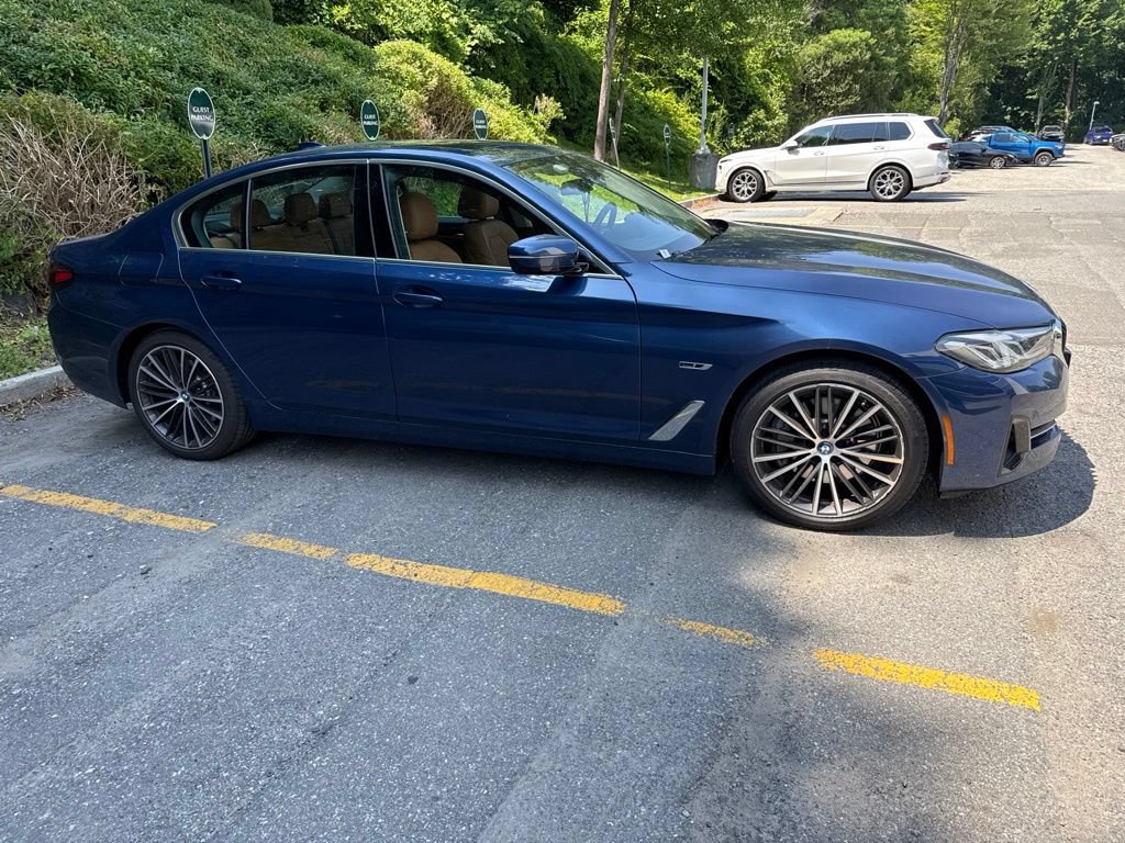 Used 2022 BMW 530e xDrive w/ Convenience Package AWD/4WD image 2