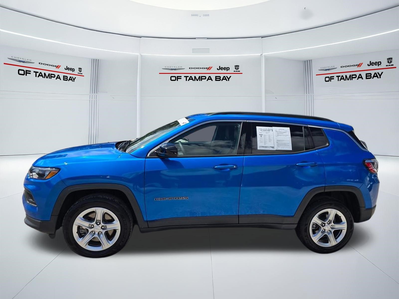 Used 2023 Jeep Compass Latitude w/ Sun and Sound Group AWD/4WD image 3