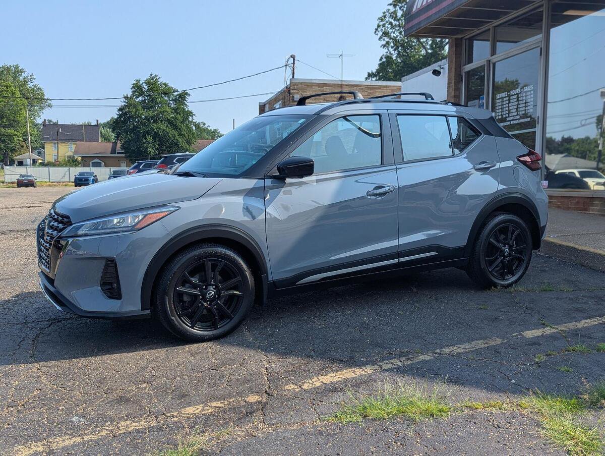Used 2023 Nissan Kicks SR w/ Exterior Package FWD image 4