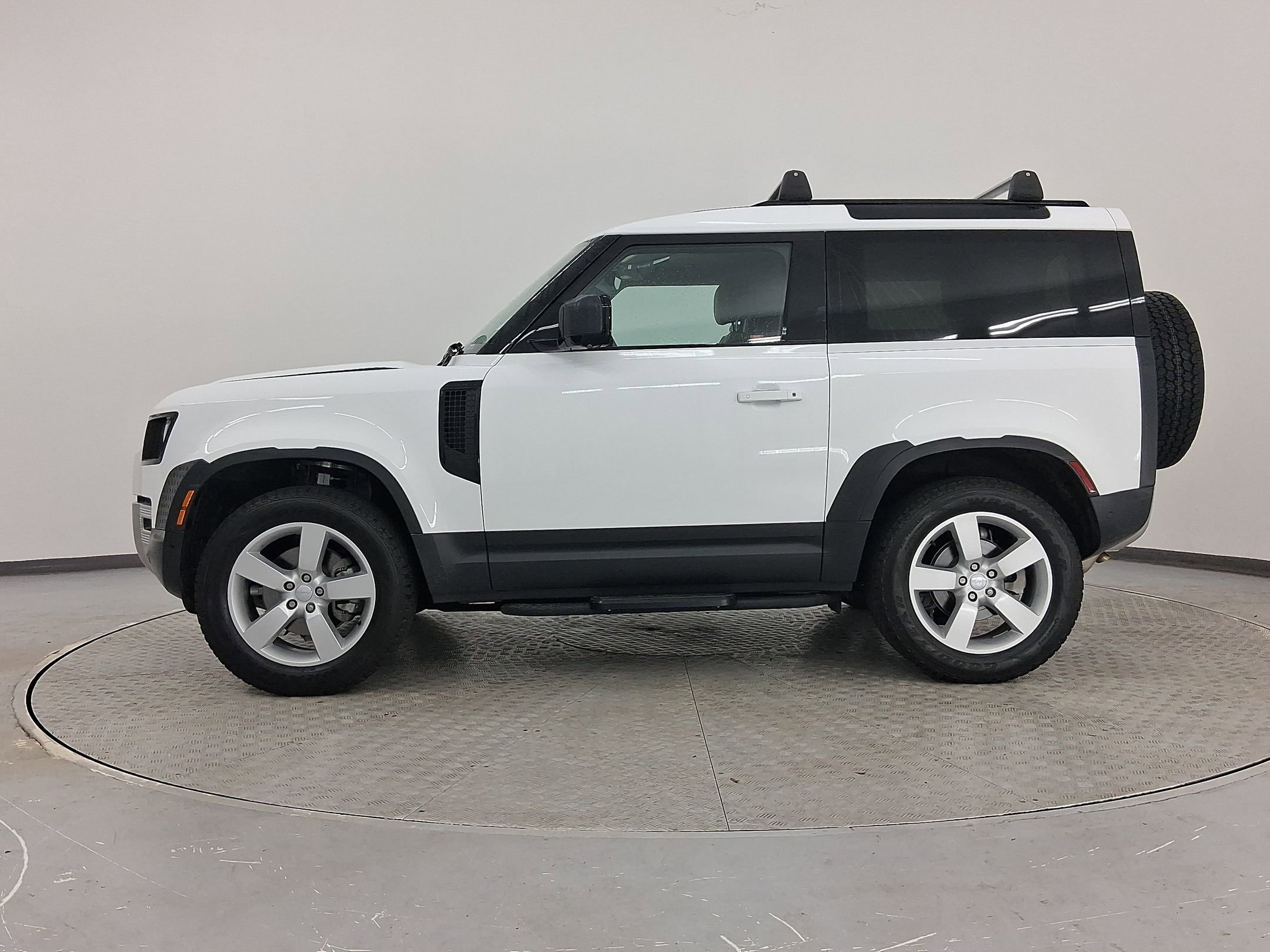 Used 2025 Land Rover Defender 90 S image 2