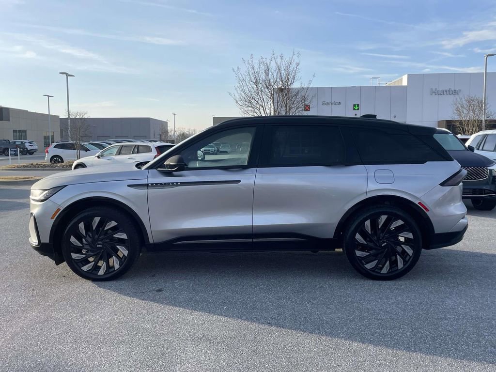 Used 2025 Lincoln Nautilus Reserve image 26