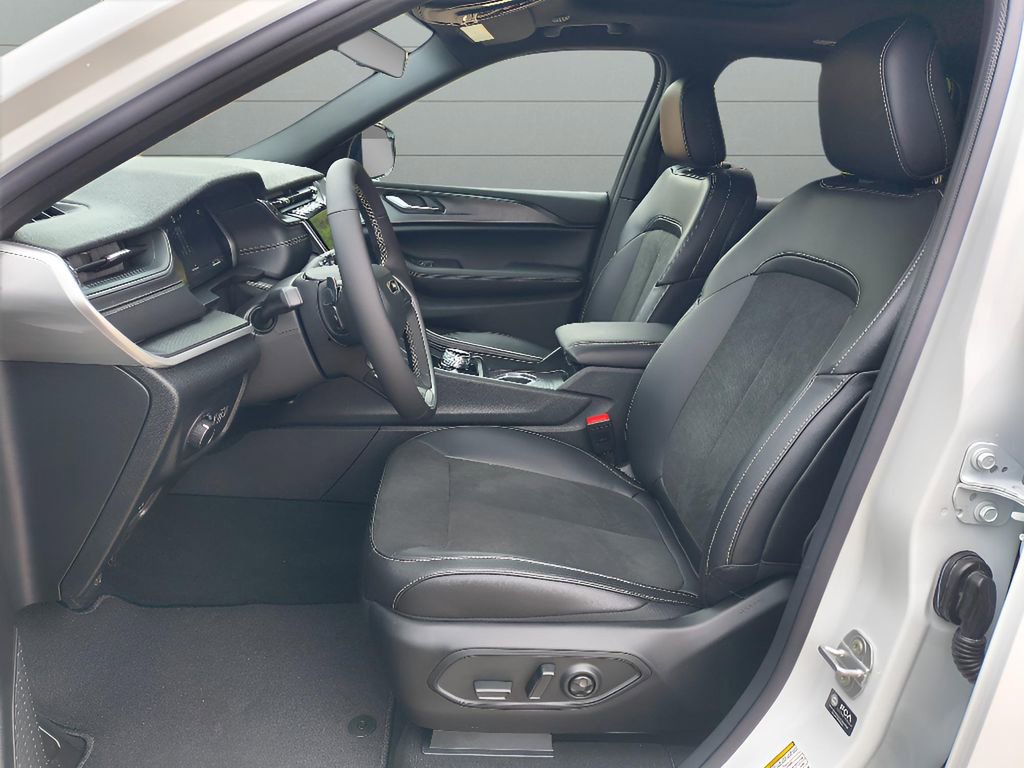 New 2025 Jeep Grand Cherokee Altitude image 16