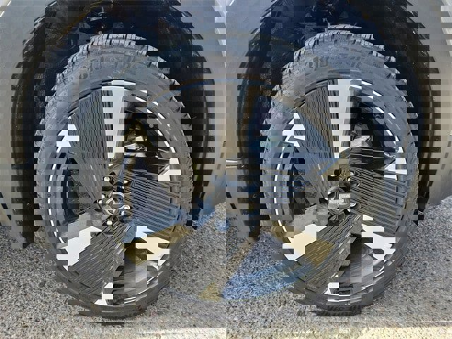 Certified 2025 Nissan Kicks SR image 17