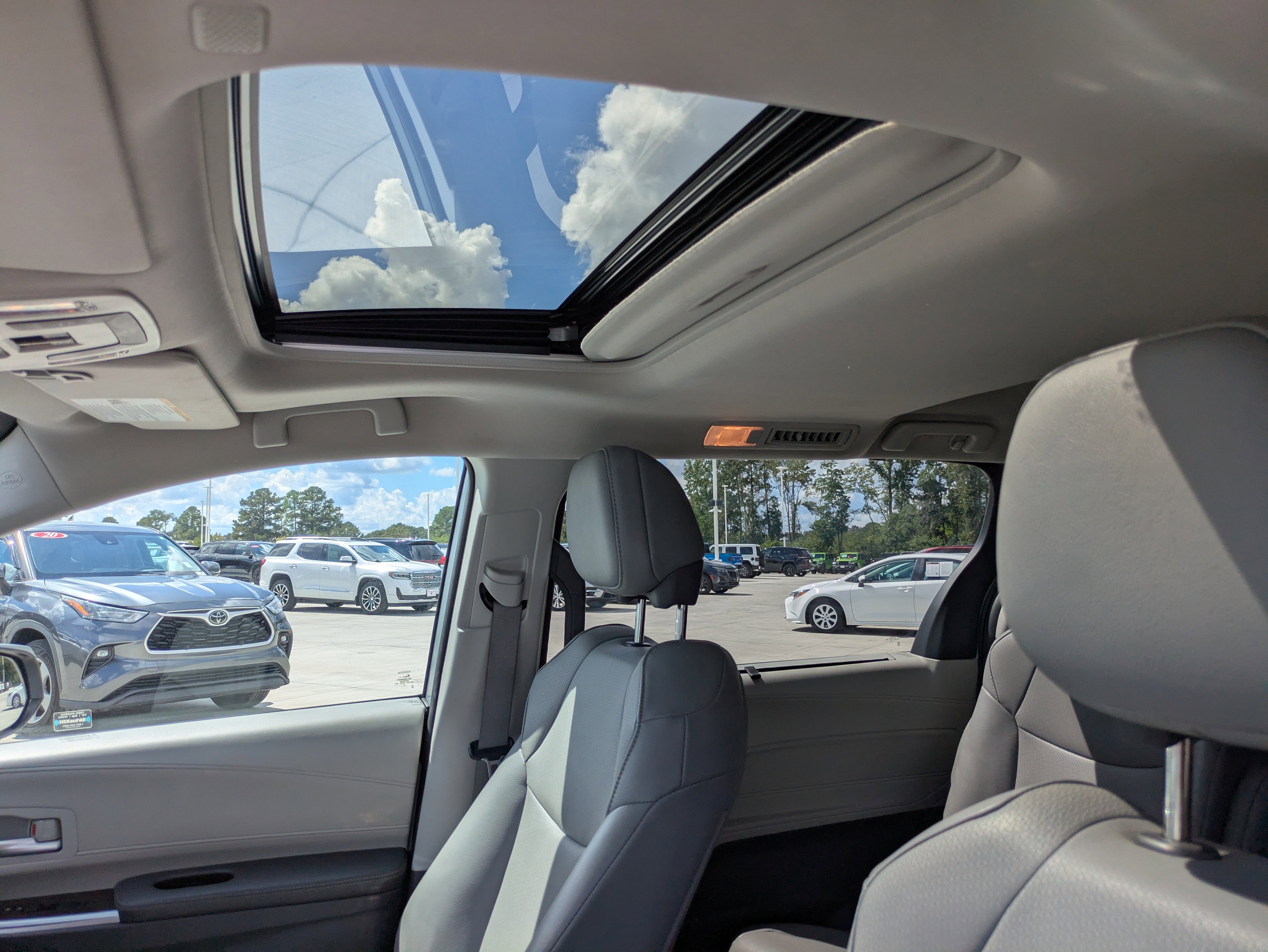 Certified 2022 Toyota Sienna XLE image 12