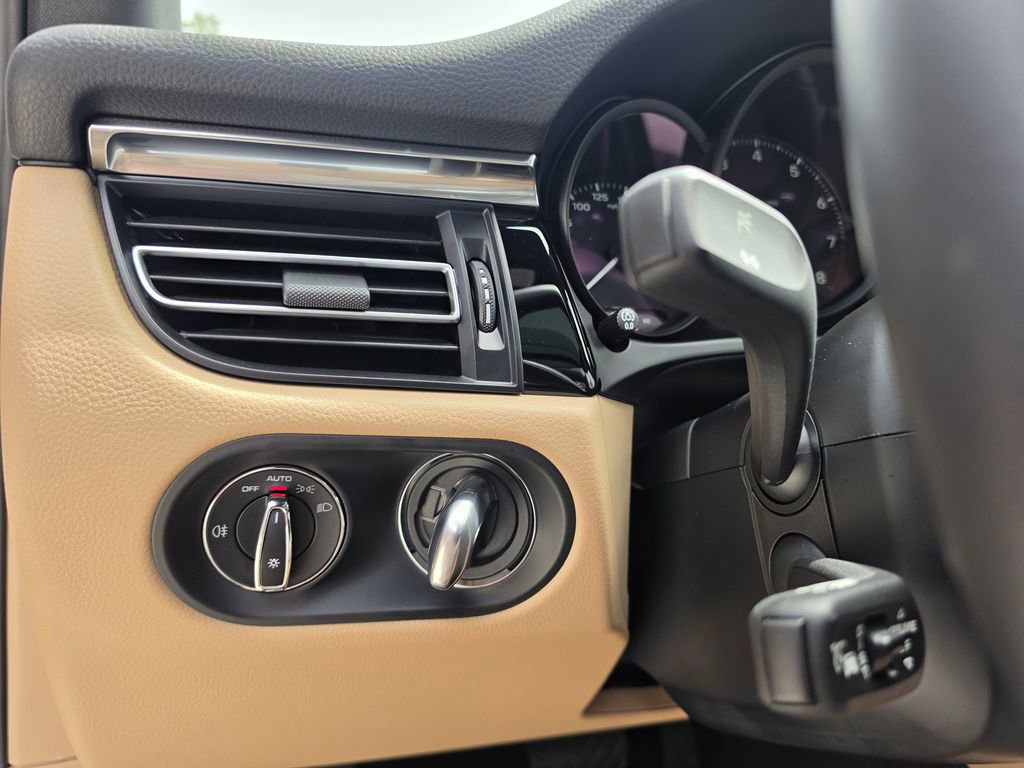 Certified 2025 Porsche Macan image 23