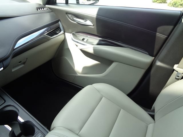 Used 2021 Cadillac XT4 Luxury w/ Cold Weather Package FWD image 13