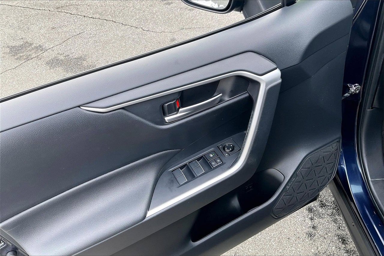 Used 2020 Toyota RAV4 XLE Premium image 27