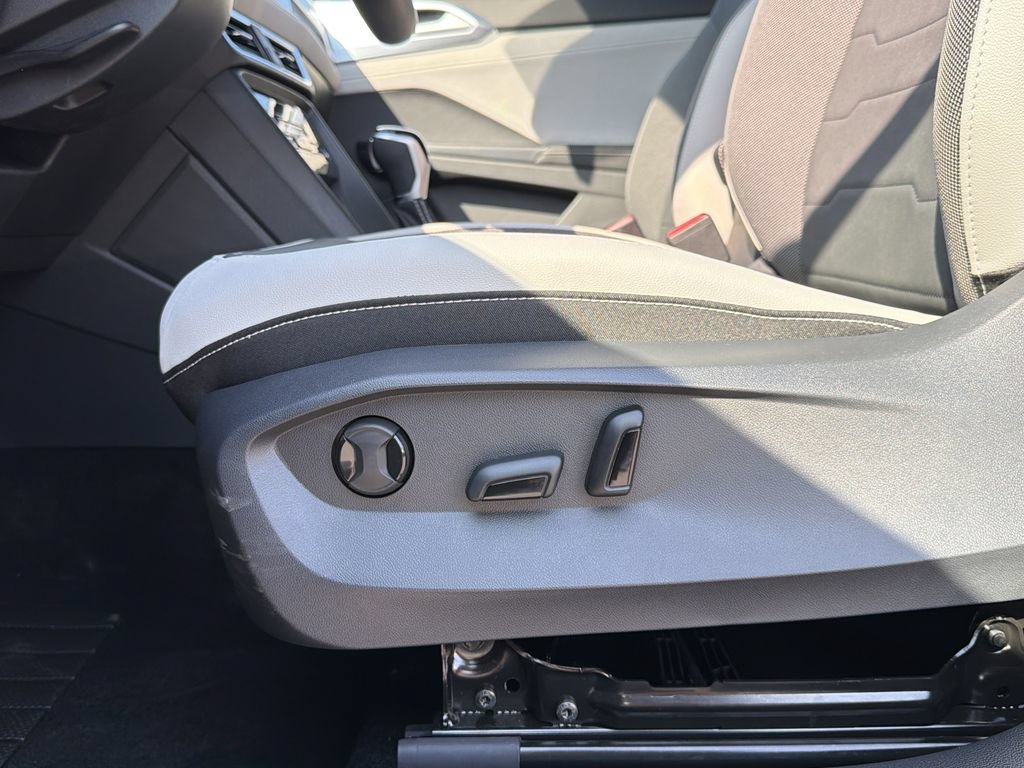 New 2026 Volkswagen Taos SE FWD image 23