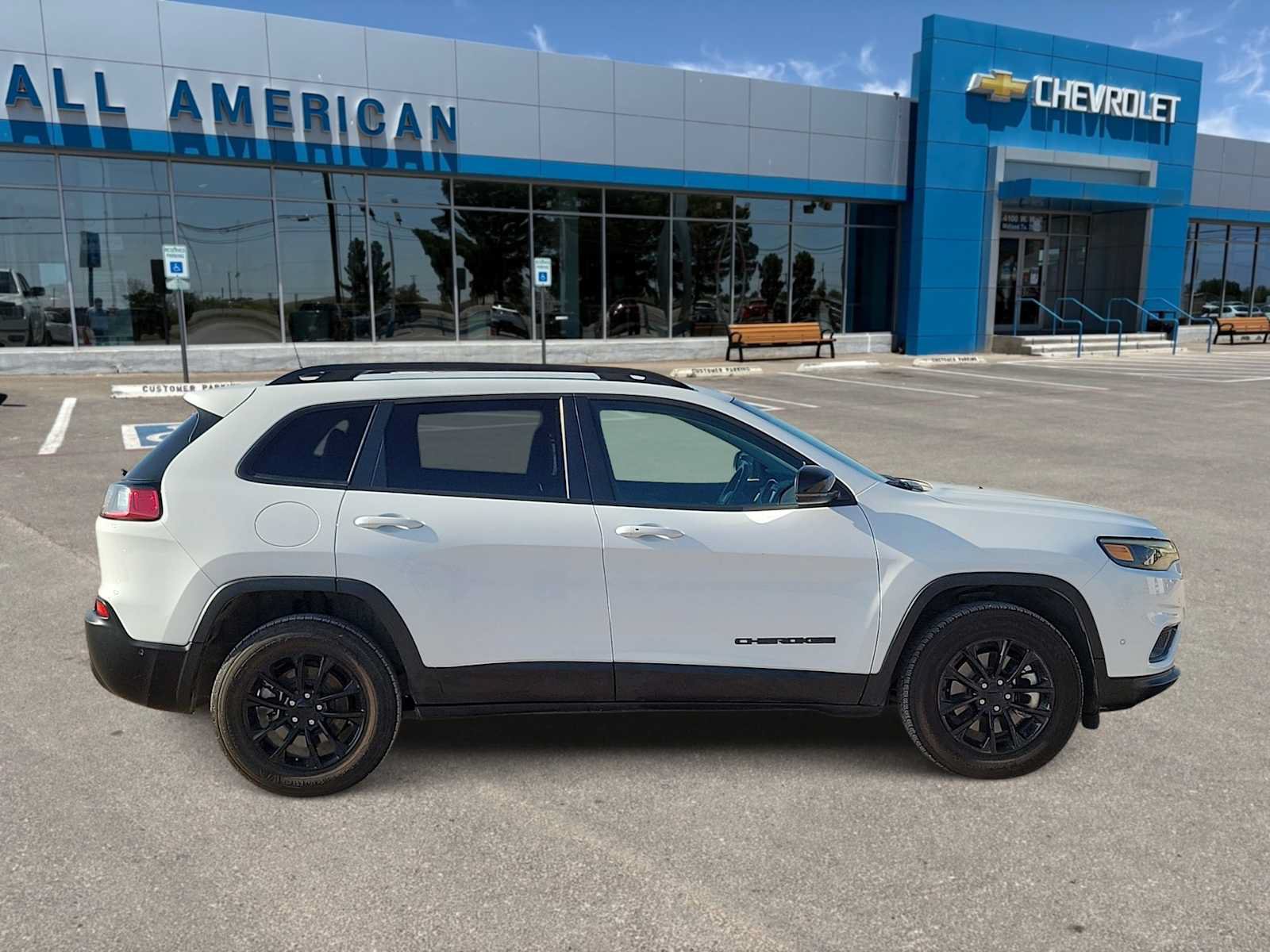 Used 2023 Jeep Cherokee Altitude Lux AWD/4WD image 2