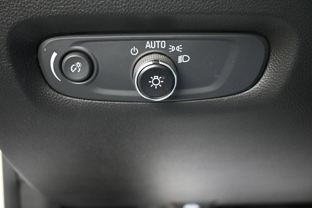 Used 2021 Chevrolet Traverse LS AWD/4WD image 19