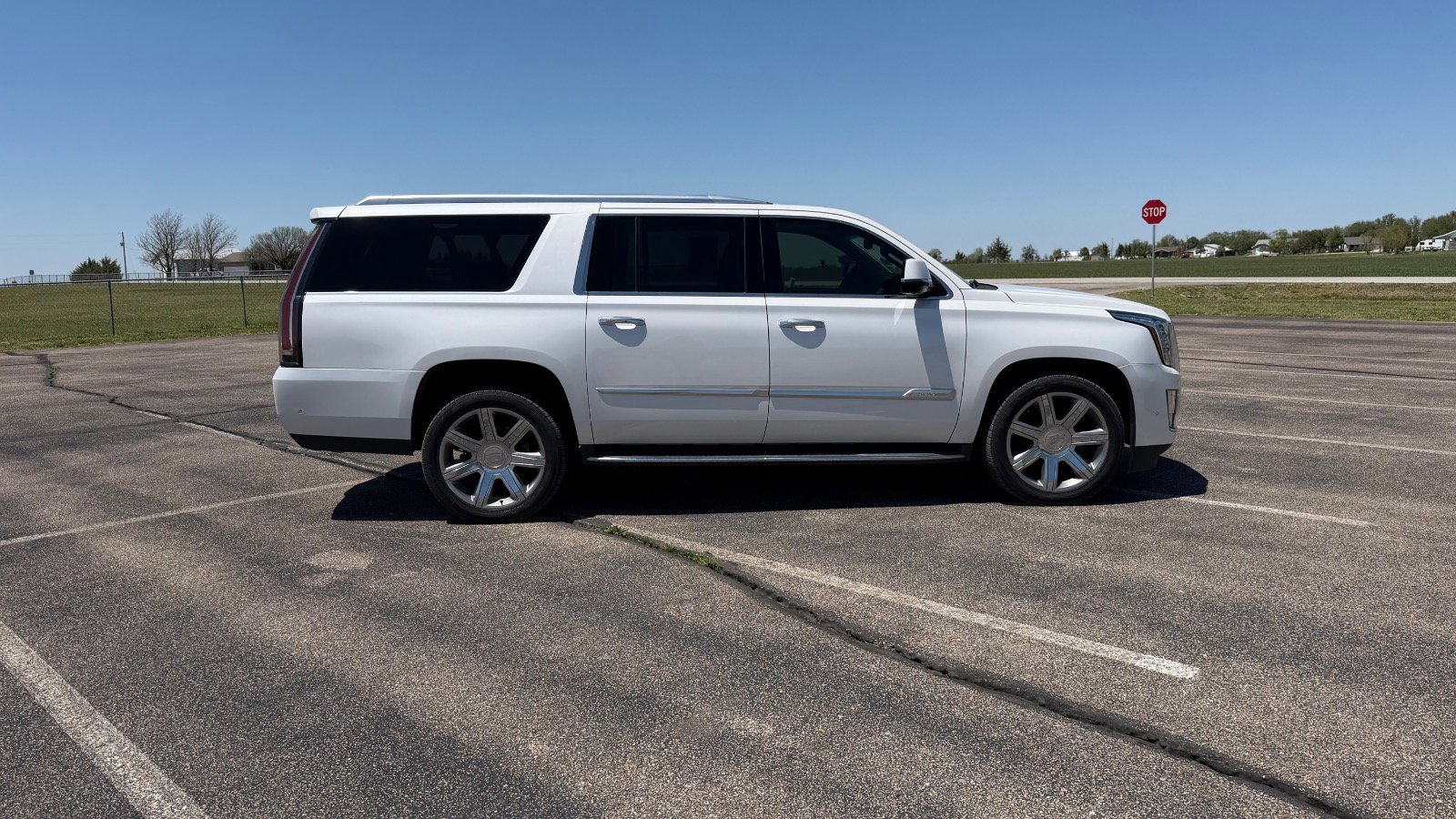 Used 2019 Cadillac Escalade ESV Luxury AWD/4WD image 2